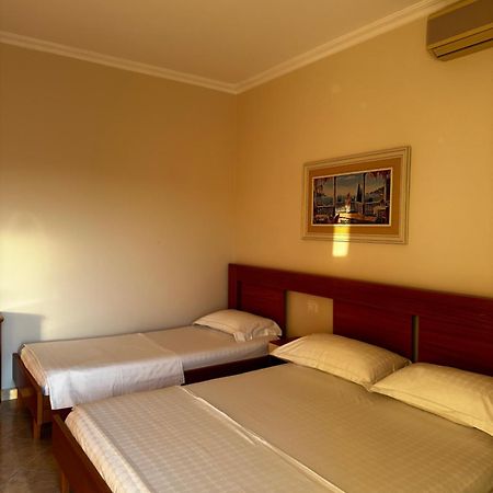 Ami Apartament Вльора Екстер'єр фото